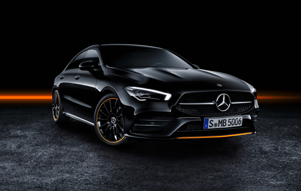 Черный Mercedes-Benz CLA 250 AMG, 2019 года на черном фоне
