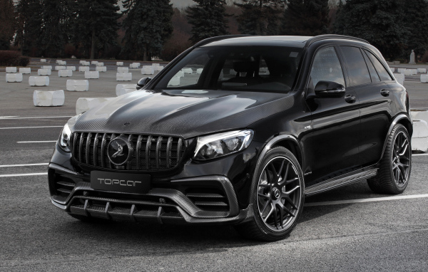 Черный автомобиль Mercedes-AMG GLC-Klasse Inferno 