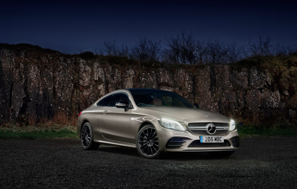 Автомобиль Mercedes-AMG C 43, 2019 года на фоне гор