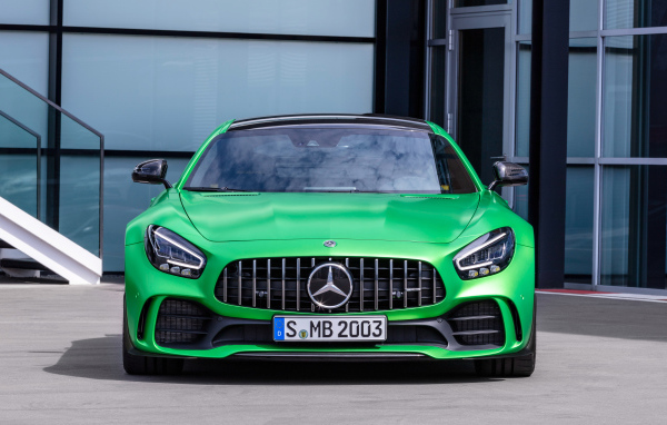 Зеленый автомобиль Mercedes-AMG GT R 2019 года вид спереди