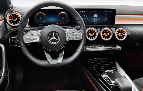 Салон автомобиля Mercedes-Benz CLA 250, 2019 года 
