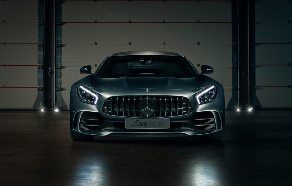 Серебристый автомобиль Mercedes-AMG GT R ADV1 вид спереди