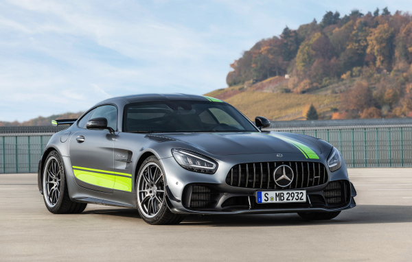 Серебристый автомобиль Mercedes-AMG GT R PRO 2019 года  
