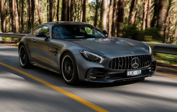 Серебристый автомобиль Mercedes-Benz AMG GT R, 2018 года на трассе