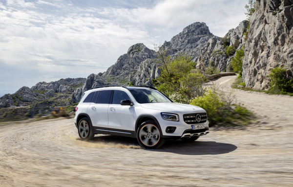 Белый внедорожник Mercedes-Benz GLB-Class в горах