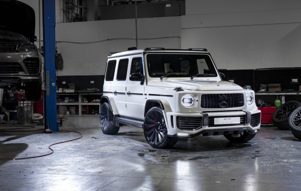 Белый внедорожник Mercedes-AMG G 63,  2019 года в гараже