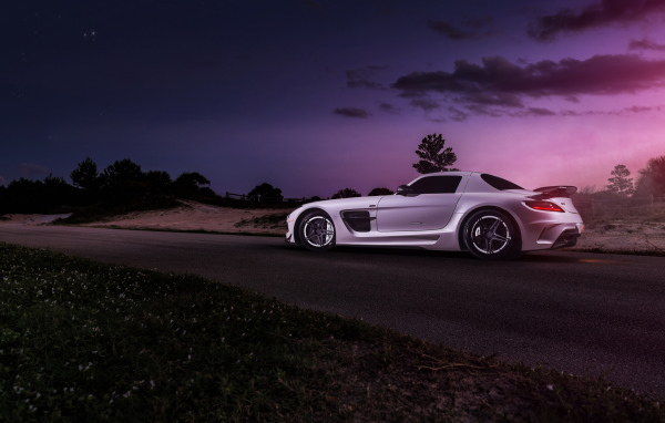 Белый автомобиль Mercedes-Benz SLS  вид сзади