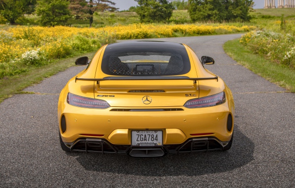 Желтый автомобиль  Mercedes-AMG GT R, 2020 года вид сзади