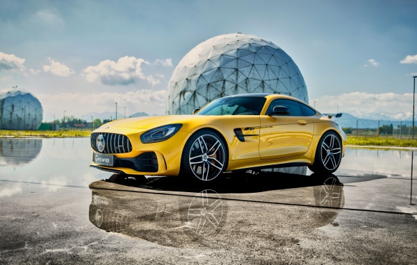 Желтый автомобиль Mercedes-AMG GT R, 2019 года на фоне шара