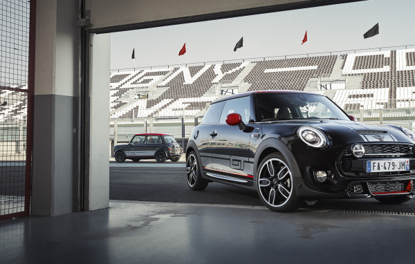 Черный автомобиль MINI Cooper S GT на гоночной трассе
