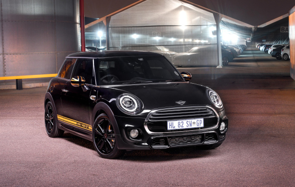 Черный MINI Cooper 1499 GT 2018 года