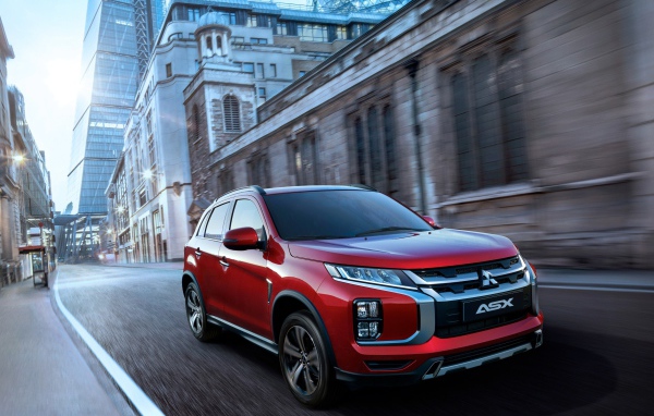 Красный внедорожник Mitsubishi ASX на улице города