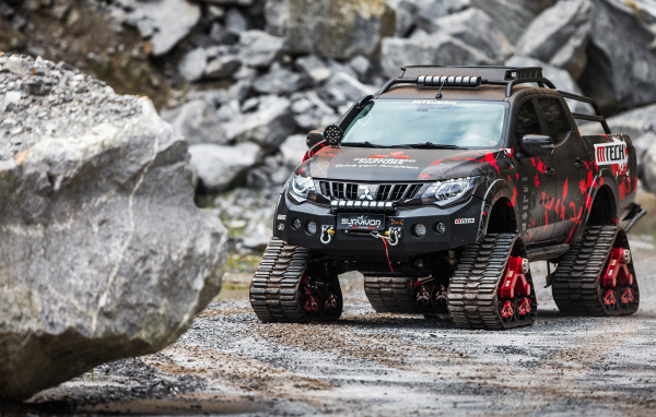 Внедорожник Mitsubishi L200, 2018 года в горах 