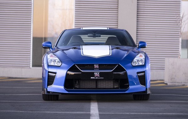 Автомобиль Nissan GT-R 50th Anniversary 2019 года у гаража
