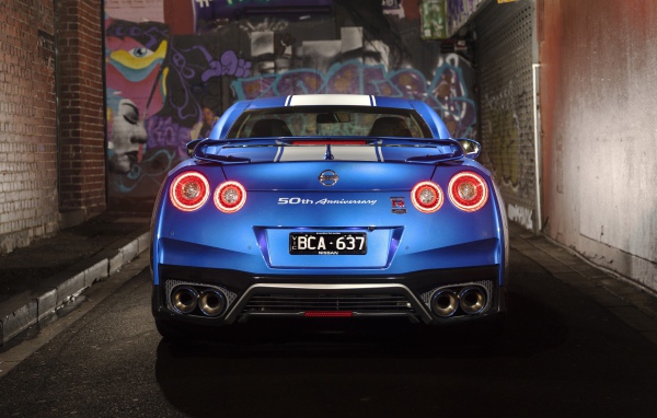 Автомобиль Nissan GT-R 50th Anniversary 2019 года вид сзади
