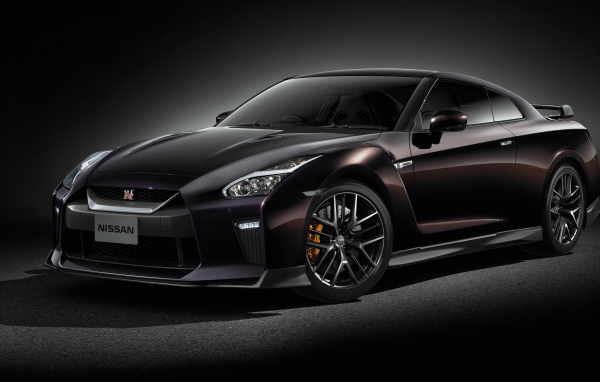 Автомобиль Nissan GT-R Naomi Osaka 2019 на сером фоне