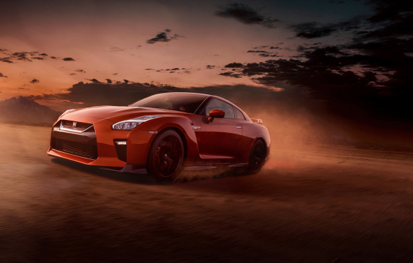 Красный автомобиль Nissan GT-R вечером