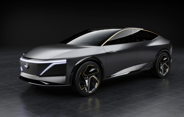 Серебристый автомобиль Nissan IMs Concept 2019 года