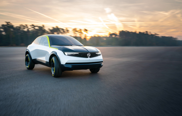 Автомобиль Opel GT X Experimental 2019 года на фоне заката 