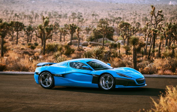 Синий быстрый автомобиль Rimac C Two California Edition 