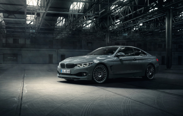 Серебристый автомобиль Alpina B4 S Bi-Turbo Edition 99 в гараже 