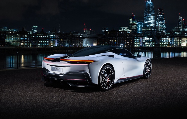 Спортивный автомобиль Pininfarina Battista 2019 года на фоне ночного города