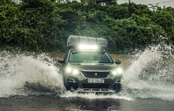 Автомобиль Peugeot Concept 3008 2019 года едет по воде