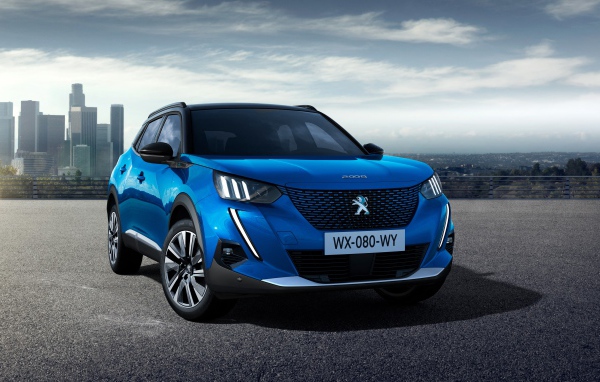 Синий внедорожник Peugeot E-2008 GT, 2019 года на фоне небоскребов