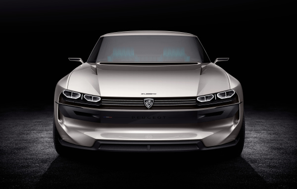 Серебристый автомобиль Peugeot E-Legend Concept на черном фоне