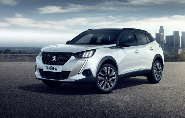 Стильный серебристый внедорожник Peugeot 2008 GT Line, 2019 года