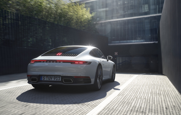 Автомобиль Porsche 911 Carrera 4 2019 года заезжает на парковку