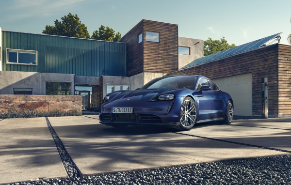 Автомобиль Porsche Taycan Turbo 2019 года стоит у дома