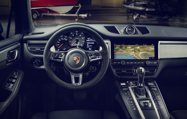 Красивый салон автомобиля Porsche Macan 2019 года