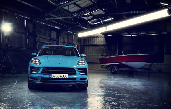 Синий автомобиль Porsche Macan 2019 года в гараже
