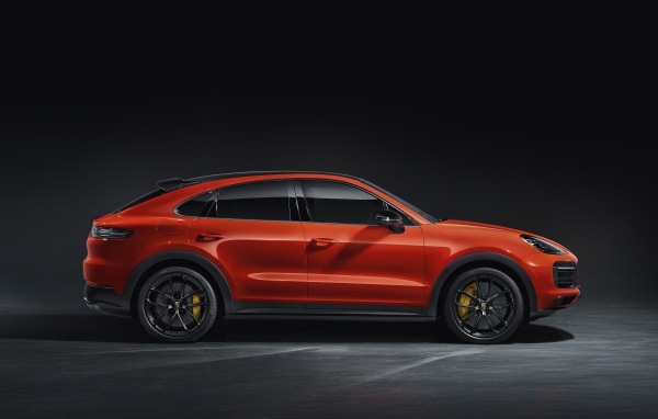 Автомобиль Porsche Cayenne Coupe 2019 года на сером фоне