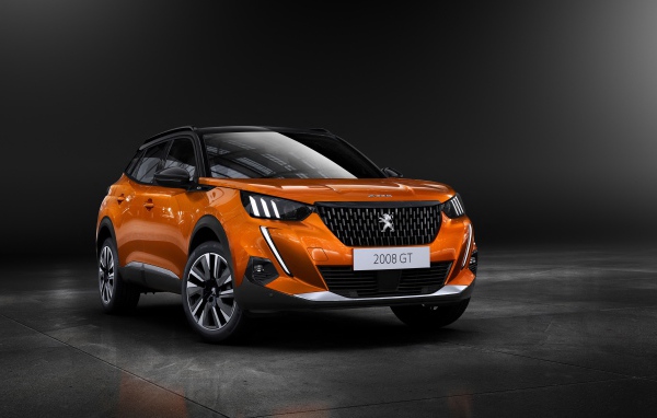 Оранжевый внедорожник Peugeot 2008 GT, 2019  года на сером фоне