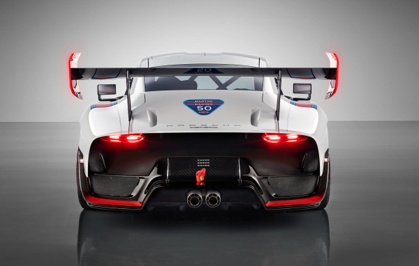 Автомобиль Porsche 935,  2019 года вид сзади