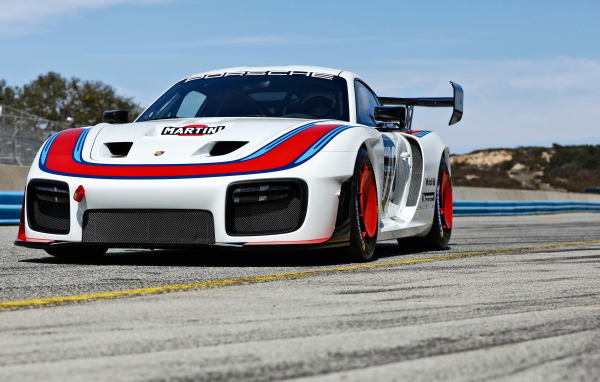 Гоночный автомобиль Porsche 935, 2019 года на трассе