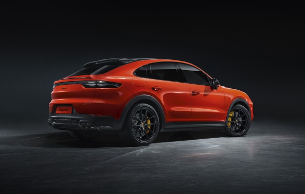 Красный автомобиль Porsche Cayenne Coupe 2019 года вид сзади
