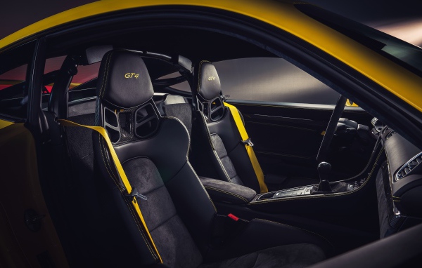 Салон автомобиля Porsche 718 Cayman GT4, 2019 