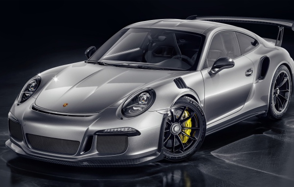 Серебристый спортивный автомобиль Porsche 911 GT3 RS CGI 
