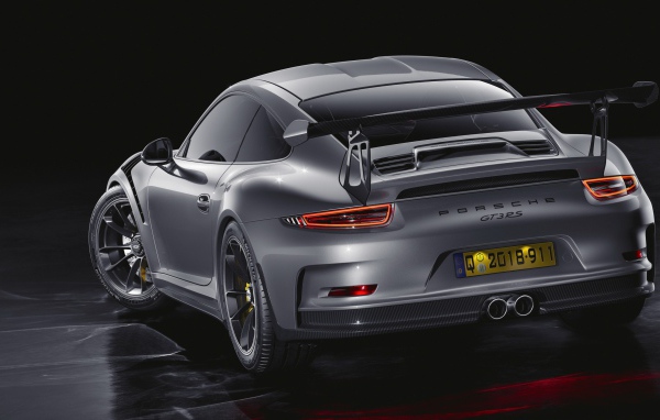 Серебристый автомобиль Porsche 911 GT3 RS CGI вид сзади