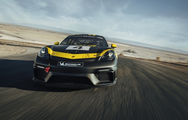 Спортивный автомобиль Porsche Cayman GT4 вид спереди