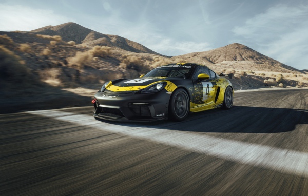 Спортивный автомобиль Porsche Cayman GT4 на трассе 