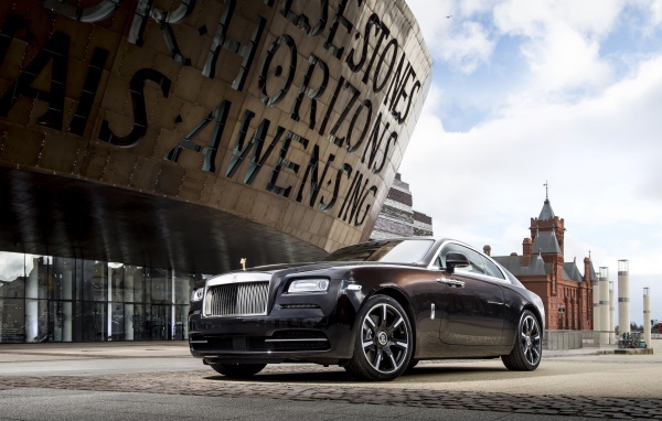 Черный автомобиль Rolls-Royce Wraith в городе