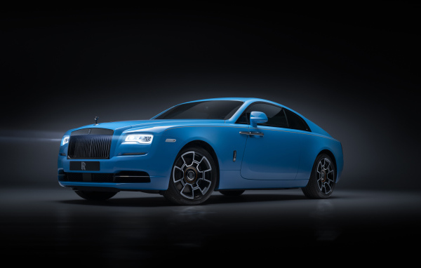 Голубой автомобиль Rolls-Royce Wraith, 2019 года на сером фоне