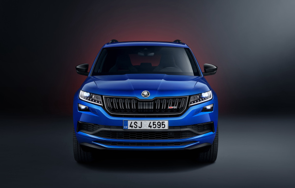 Синий автомобиль Skoda Kodiaq RS 2019 года вид спереди