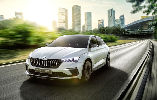 Автомобиль Skoda Vision RS 2018 года на трассе 