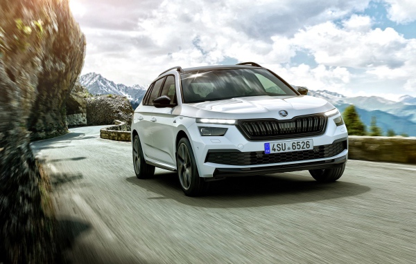 Белый внедорожник Skoda Kamiq Monte Carlo 2019 года на фоне неба в горах