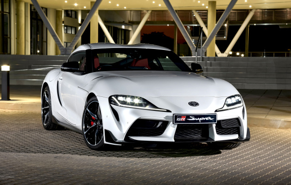 Белый автомобиль Toyota GR Supra 2019 года